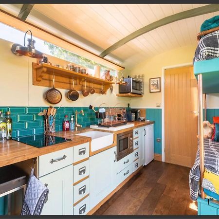 Shepherds Hut With Scandinavian Hot Tub And Hydromassager Sway ภายนอก รูปภาพ