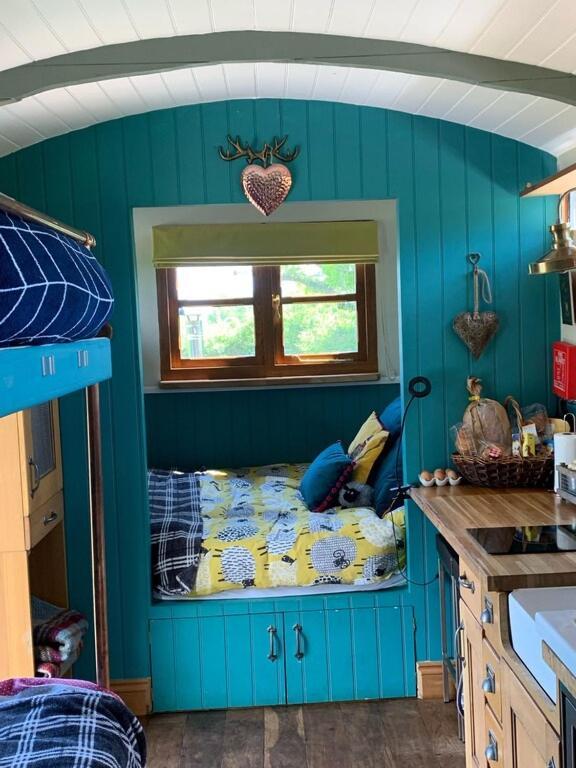 Shepherds Hut With Scandinavian Hot Tub And Hydromassager Sway ภายนอก รูปภาพ