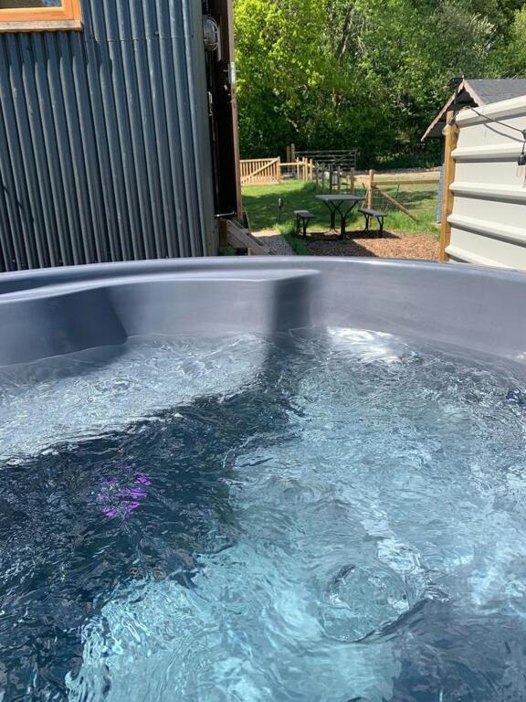 Shepherds Hut With Scandinavian Hot Tub And Hydromassager Sway ภายนอก รูปภาพ