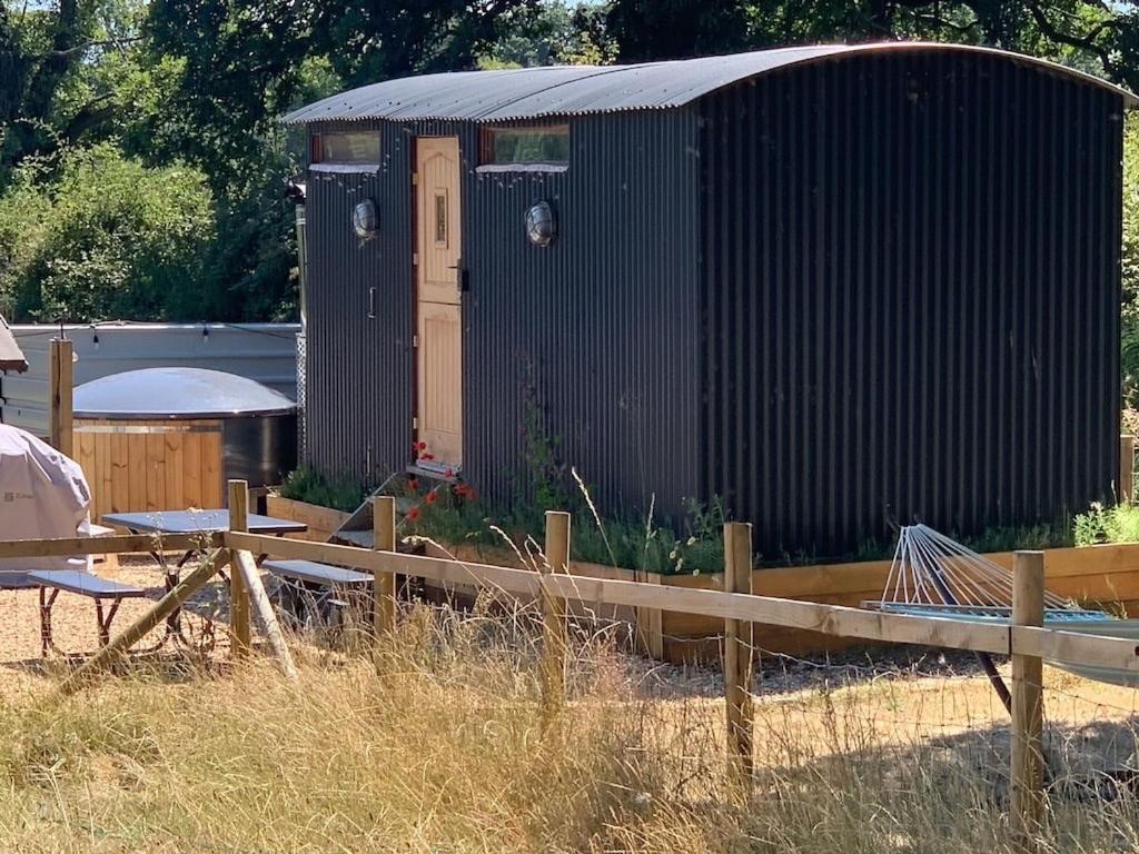 Shepherds Hut With Scandinavian Hot Tub And Hydromassager Sway ภายนอก รูปภาพ