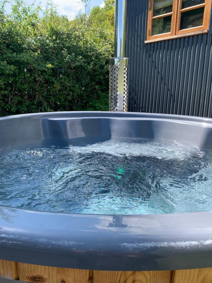 Shepherds Hut With Scandinavian Hot Tub And Hydromassager Sway ภายนอก รูปภาพ