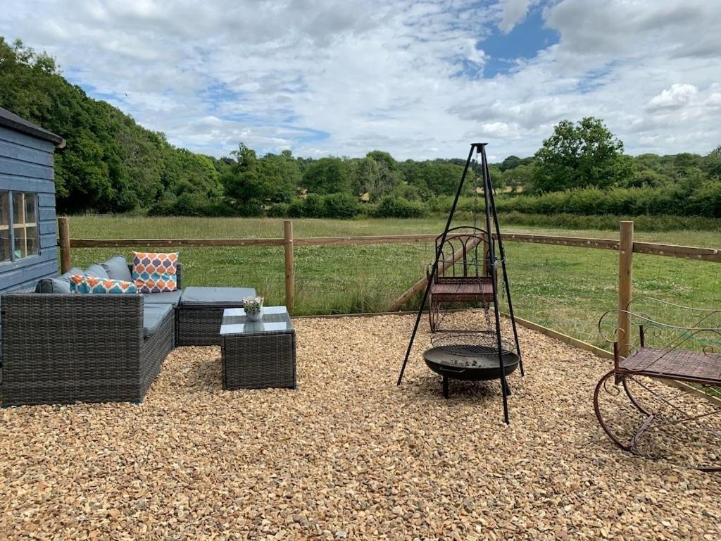 Shepherds Hut With Scandinavian Hot Tub And Hydromassager Sway ภายนอก รูปภาพ