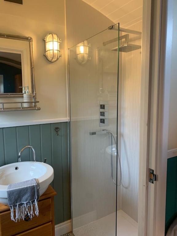 Shepherds Hut With Scandinavian Hot Tub And Hydromassager Sway ภายนอก รูปภาพ