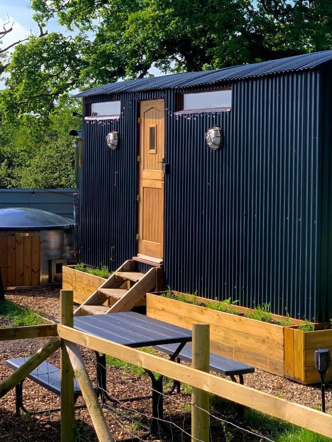 Shepherds Hut With Scandinavian Hot Tub And Hydromassager Sway ภายนอก รูปภาพ