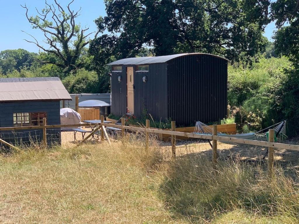 Shepherds Hut With Scandinavian Hot Tub And Hydromassager Sway ภายนอก รูปภาพ