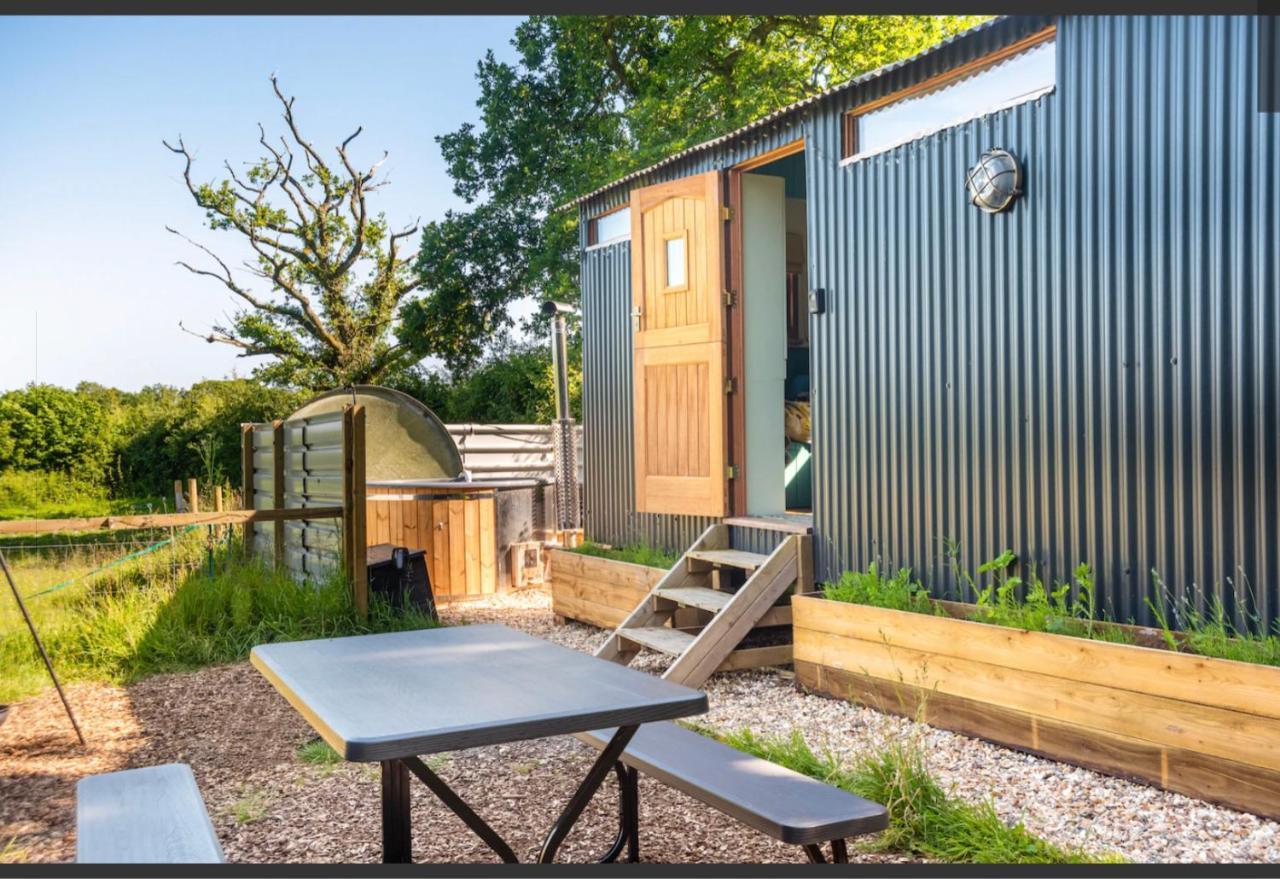Shepherds Hut With Scandinavian Hot Tub And Hydromassager Sway ภายนอก รูปภาพ