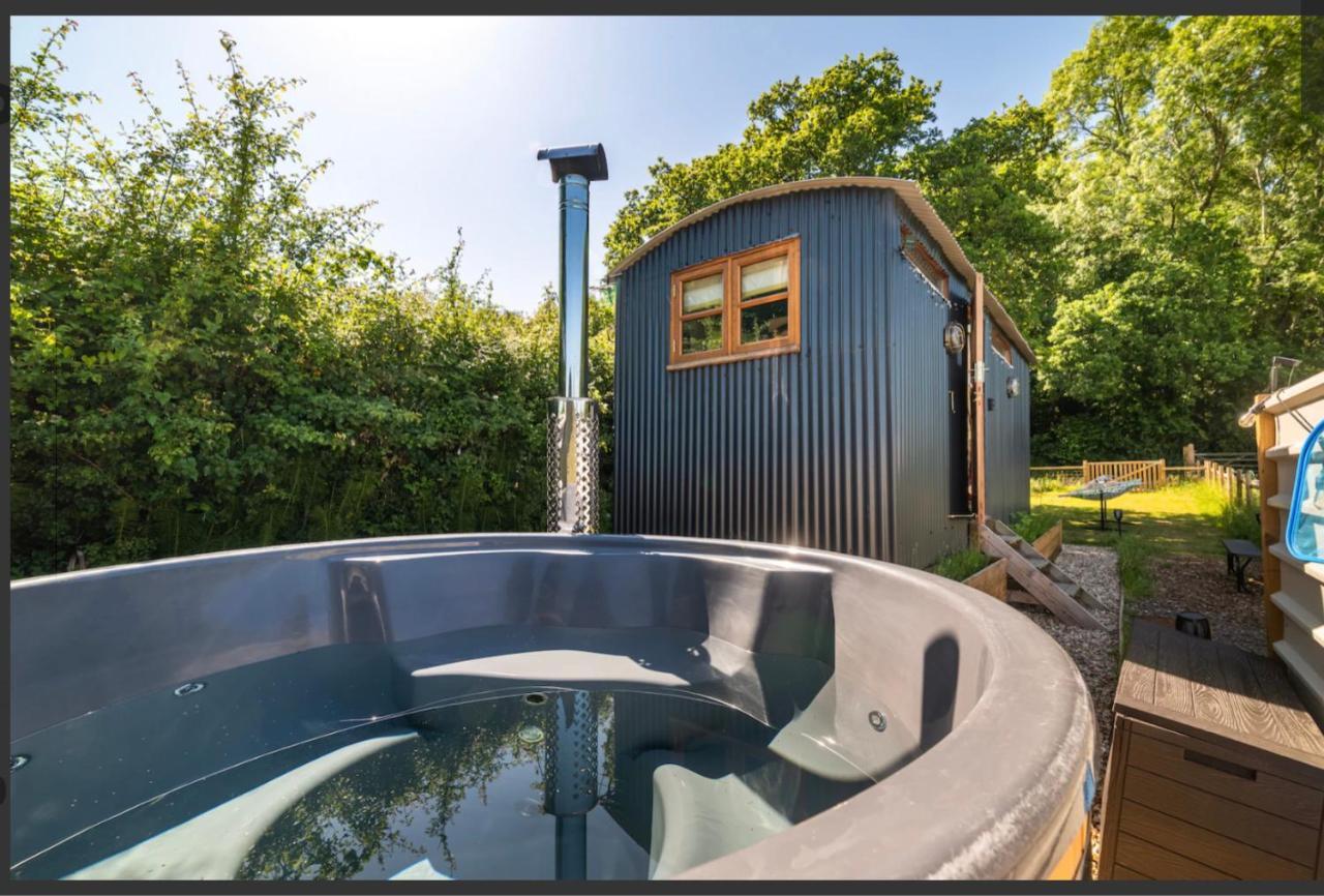 Shepherds Hut With Scandinavian Hot Tub And Hydromassager Sway ภายนอก รูปภาพ