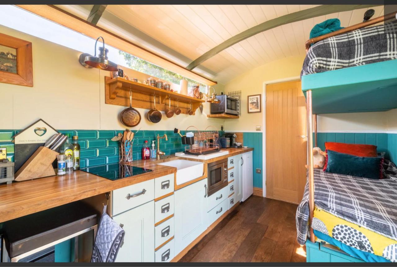 Shepherds Hut With Scandinavian Hot Tub And Hydromassager Sway ภายนอก รูปภาพ