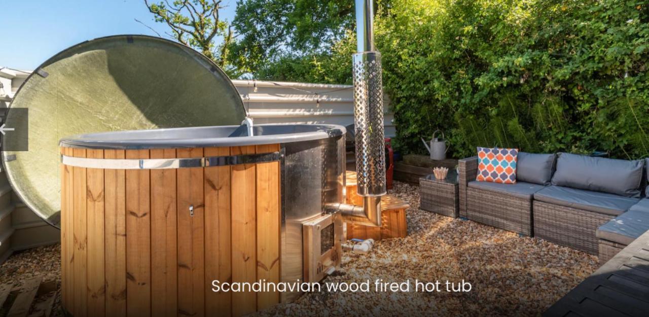 Shepherds Hut With Scandinavian Hot Tub And Hydromassager Sway ภายนอก รูปภาพ